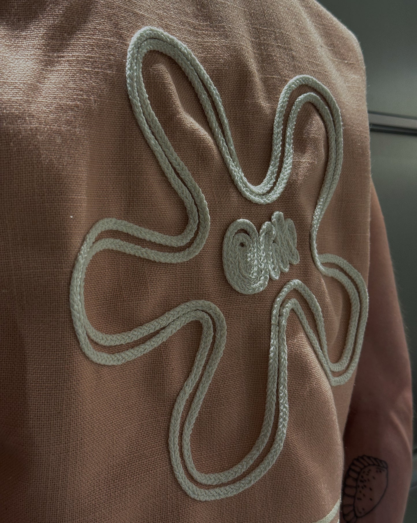 1/1 Flower-Embroidered Vest + Belt